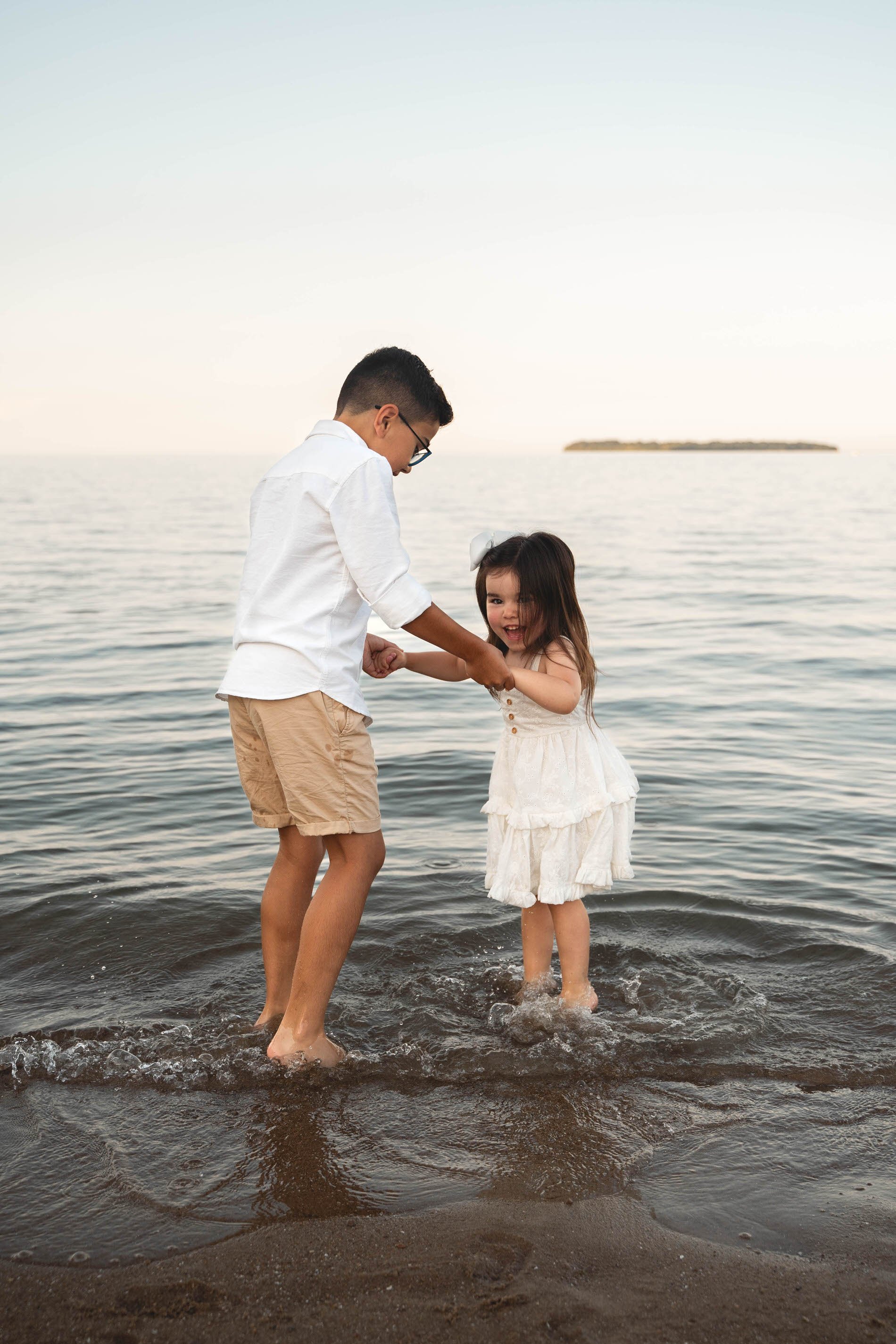siblings-playing-beach