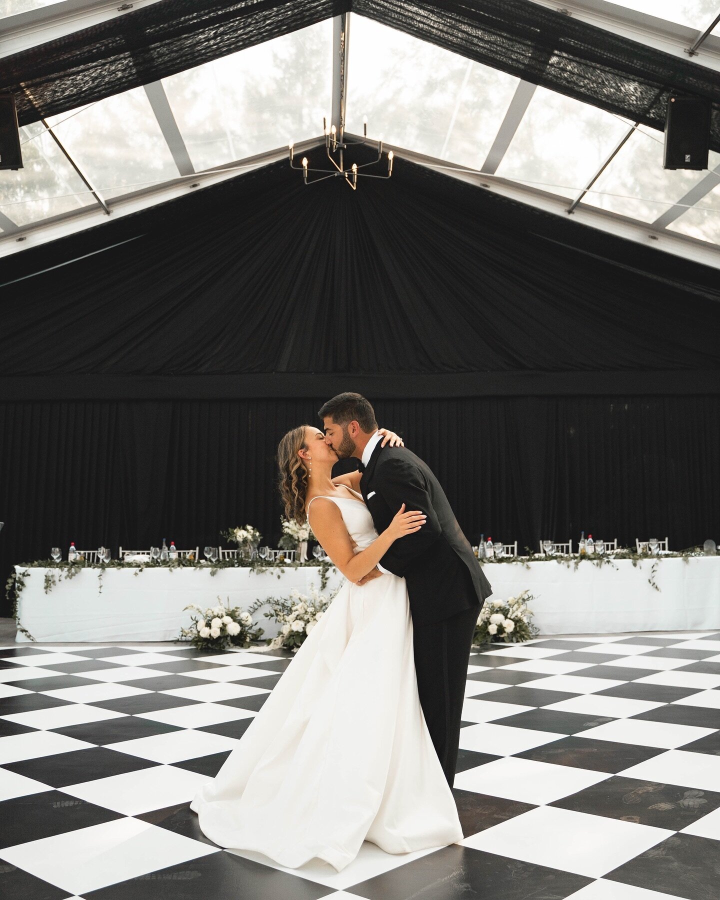 OBSESSED with the dance floor at this wedding🤍
&bull;
&bull;
&bull;
#mountalvernoluxuryresorts #guelphweddingphotographer