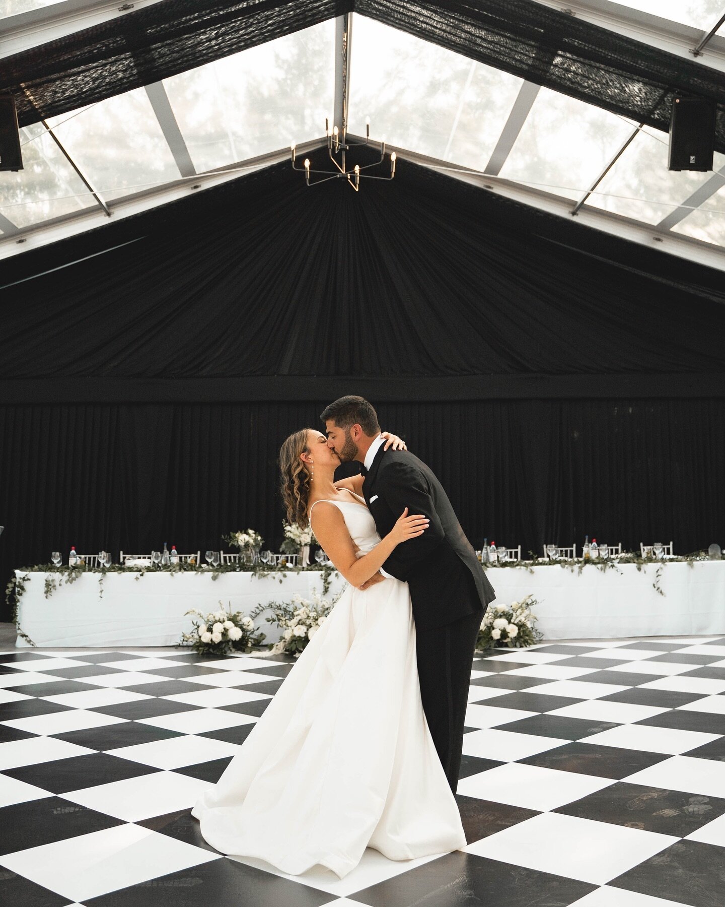 OBSESSED with the dance floor at this wedding🤍
&bull;
&bull;
&bull;
#mountalvernoluxuryresorts #guelphweddingphotographer