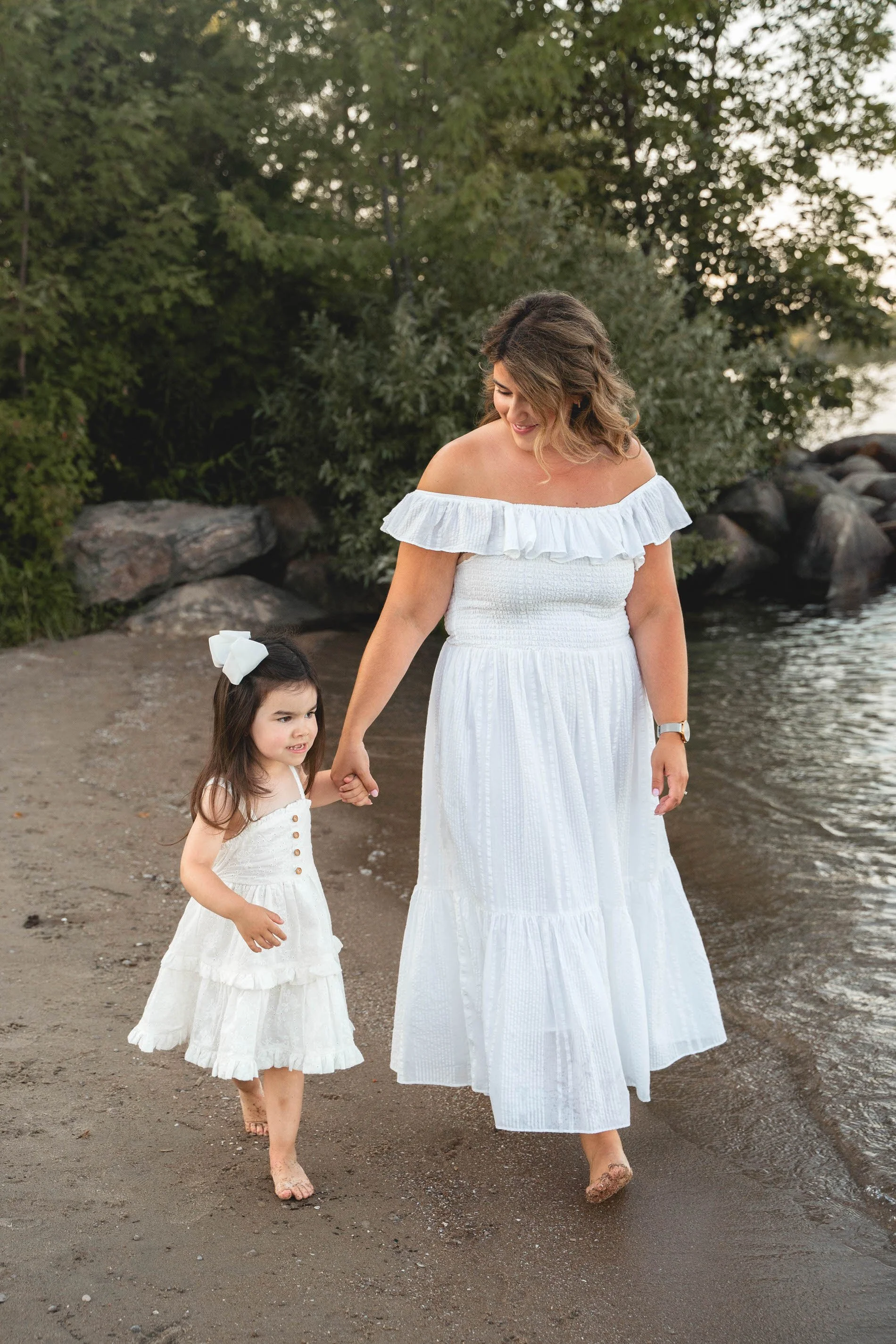 mom-daughter-beach