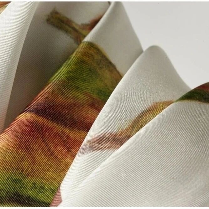 Up close with our luxurious medium weight silk twill! 

📸 Beautifully captured by @abbeymillstudios 
. 
HATHAWAY silk twill has the most beautiful weave. Although it&rsquo;s the most hard-wearing of the silk family, our silk twill is soft to the tou