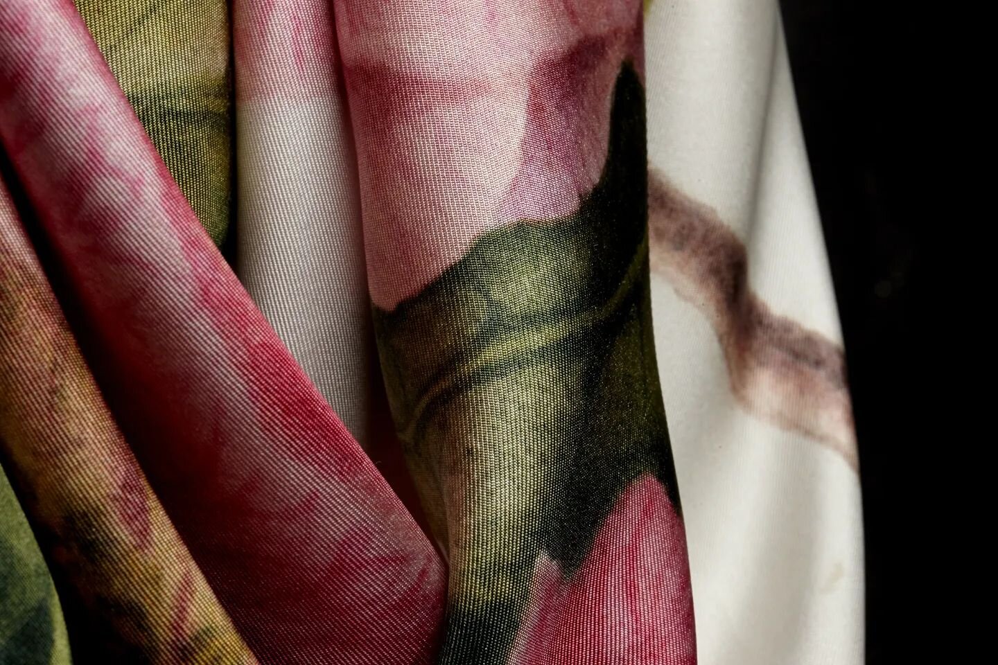 🪡Up close with our eco friendly art printed silk twill weave 

Beautifully captured by 📷 @abbeymillstudios

Using eco friendly methods Lyn Hathaway's hand-drawn botanical artworks are printed on the finest silk twill.

Select scarves now available 