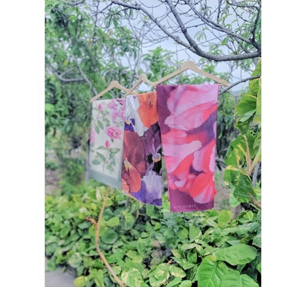 Hanging about before a photoshoot
.
.
.
.
.
.
.
.
.
.
.
.
.
.
.
.
.
.
.

#luxury #silkscarf #silktwill #handmade #stylist #handmadebritian #style #beautyofnature #beautifulworld #silk #silkflowers #naturesbeauty #silkscarf #botanicalart #silkscarf #s