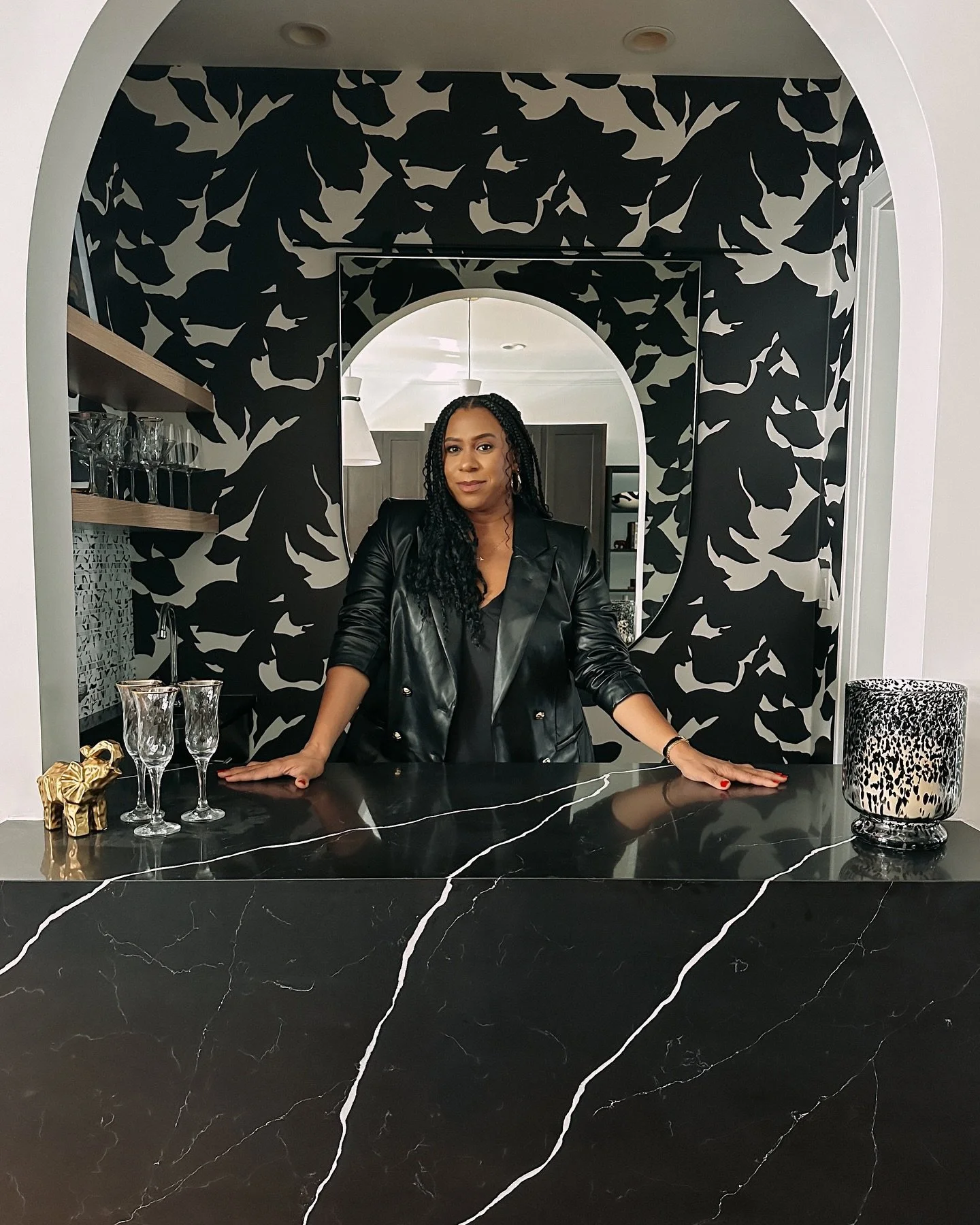 Friendly reminder that this is &ldquo;fake spring&rdquo; and Chicago weather is NOT to be messed with! Now that I&rsquo;ve said that, how chic is this black/white bar in our clients kitchen 😍