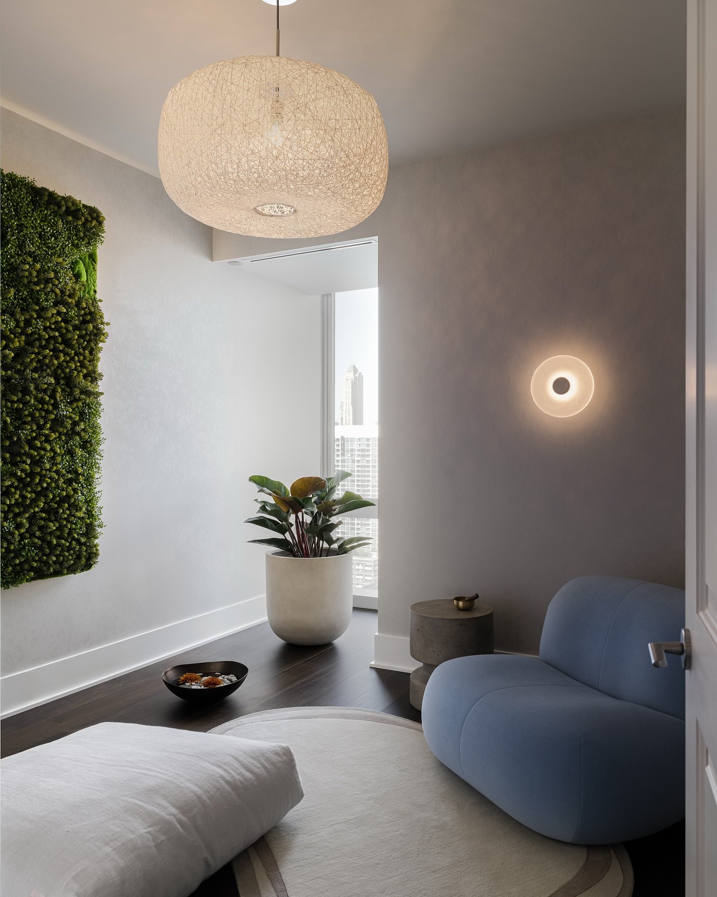 🧘🏽 The Zen Room - a quiet start to your morning or at the end of the day 

Project: @srrchicago 
Photography: @sarahshieldsphoto