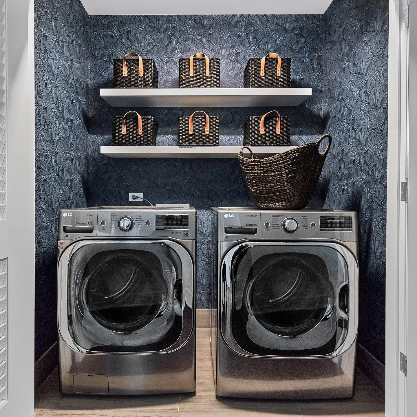 ✨Small changes = BIG impact ✨We will add wallpaper to any space. Swipe to see the before!

Photography: @marcelpagephotography 
Project: @srrchicago 
Design: @brooke.lang.design