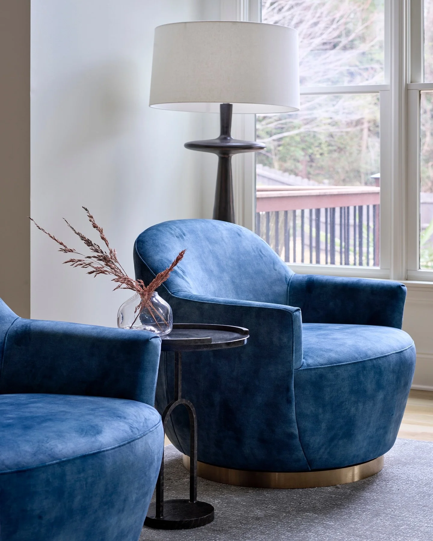 Still thinking of how we made this double height family room feel cozy and warm! Instead of an accent wall, we focused on colorful and textural furnishings for this family friendly space 🤞🏽

Design: @brooke.lang.design 
Photography: @dhcphoto 
Loca