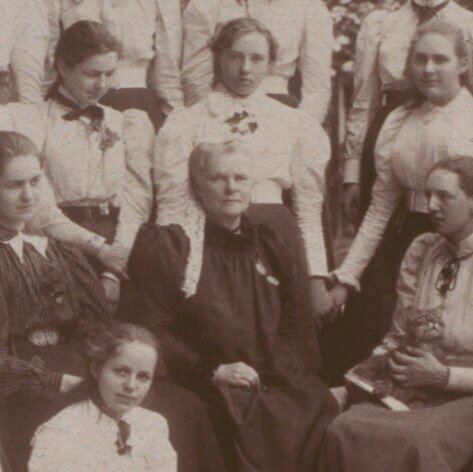 Dorinda+Nelligan+with+pupils+at+Croydon+High+School.jpg