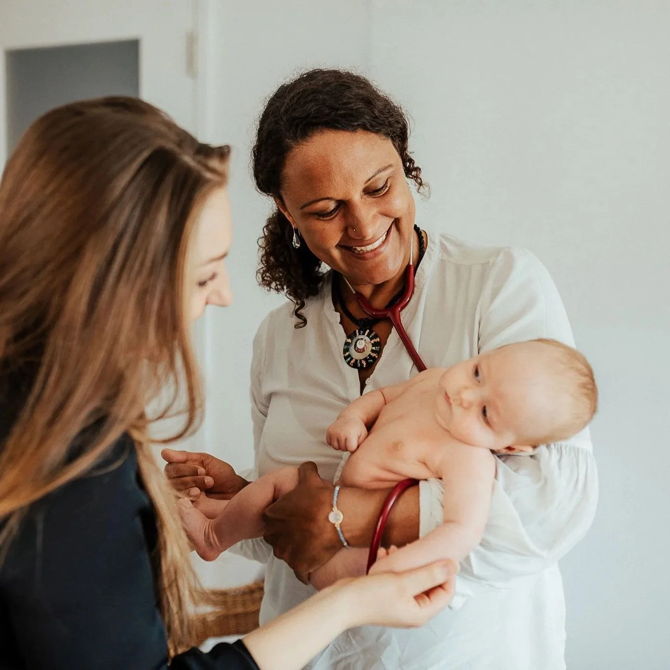 Fröhliche lebendige und echte Businessfotos von Jamia Hypnobirthing by Daniela Zollinger in Winterthur.