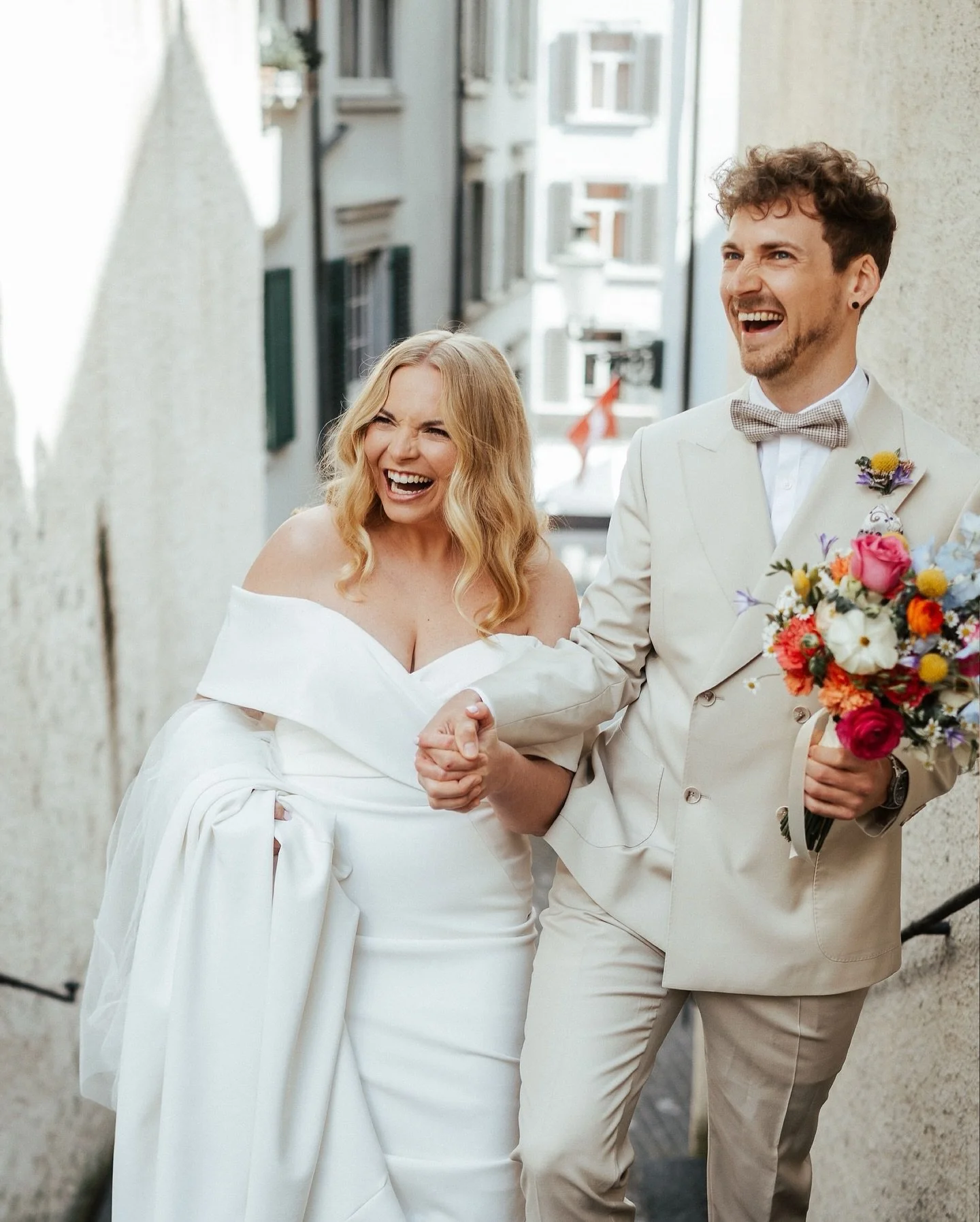 Was f&uuml;r ein Tag!💛
Ein Apriltag in Z&uuml;rich, gef&uuml;llt mit so vielen Gl&uuml;cksmomenten✨

Gestartet hat die Reportage bei der Braut zu Hause &ndash; beim Anziehen, Schminken und Stylen. Dabei hielt ich mich im Hintergrund und fotografiert