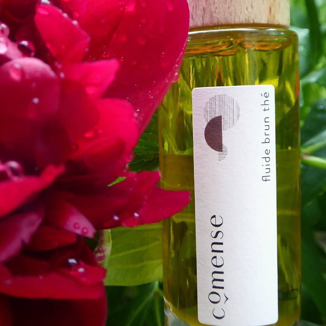 Le S&eacute;same anti-oxydant, l'Argan anti-inflammatoire et la Rose musqu&eacute;e r&eacute;g&eacute;n&eacute;rateur cutan&eacute;.

Con&ccedil;u initialement comme apr&egrave;s-soleil, ce fluide peut s'utiliser pour toutes ses fonctions r&eacute;g&