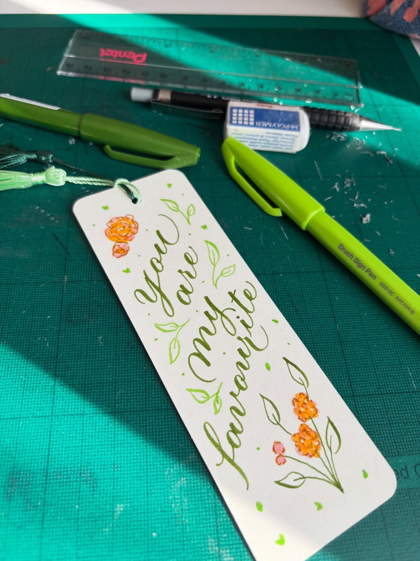 A little spring-inspired bookmark I made for my mum 🌷🙏🤗 Swipe to see the whole thing&hellip; What would you put on a bookmark?

_
#calligraphylove #booklover #bookmarks #calligraphybookmarks #springflorals