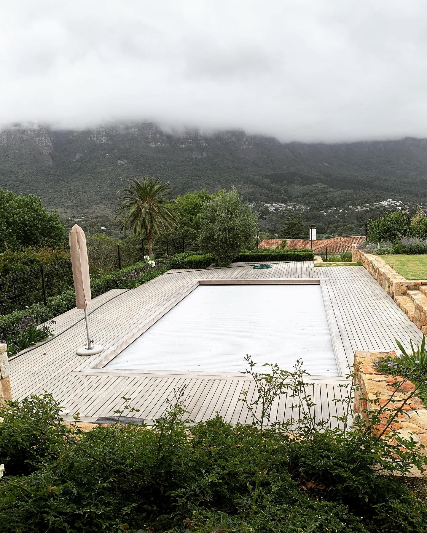 It&rsquo;s always a pleasure being invited back to view previous projects and do a few additions. Look at how beautiful this Garapa Deck has weathered.

#timberdecking #decking #constrution #capetown #kingshillgroup #garapa