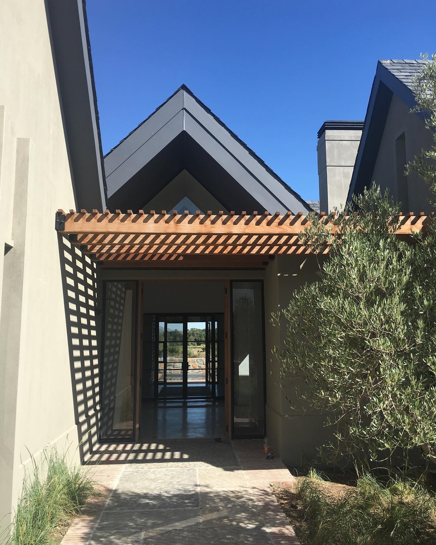 Welcome home 🏡 

#pergola #balau #timber #home #entrance #slats #grandentrance