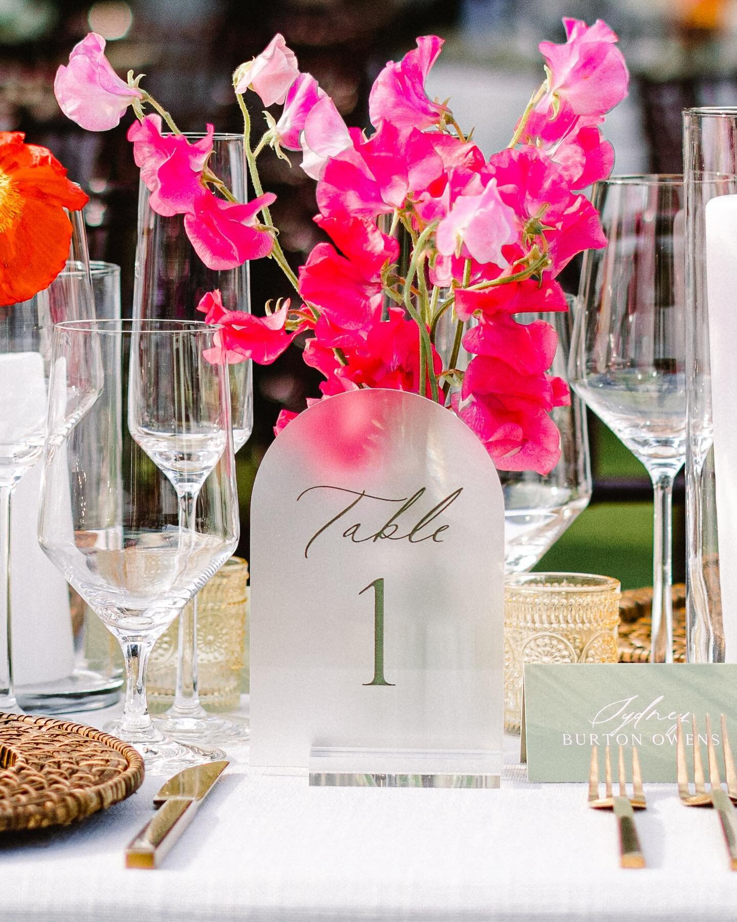 Customized table numbers for our client &amp; wow&hellip; stunning 🤩

Details: 
Size: 4x6
Material: Frosted Acrylic 
Shape: Arch
Fill Color: Mossy Green 😚🤌🏽

Event Design &amp; Planning: @mwplanninganddesign
Photography: @pamelajahnkephotography
