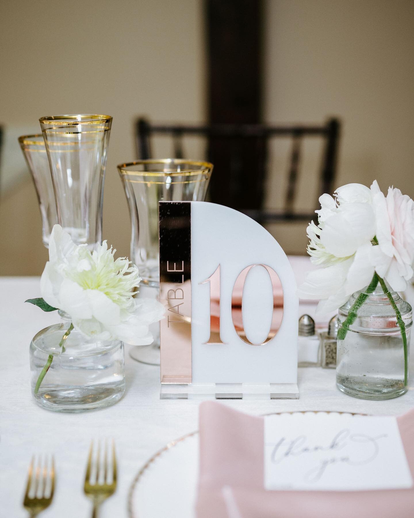 Just your fav&rsquo;acrylic artists over here doing our thang. 
A cute little table number customized for a wedding day. 

White backing with pretty rose gold acrylics that the bride absolutely adored, and I mean how can you not? 

It&rsquo;s really 
