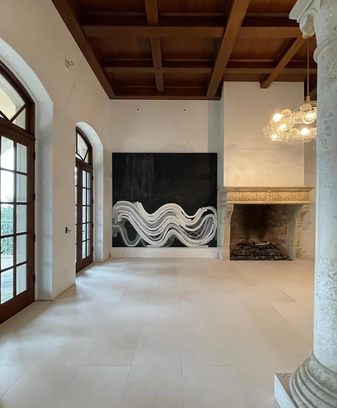 A dialogue between architecture and painting:
This monumental work by John Millei transforms a Montecito residence into a space where art and design merge seamlessly. The dynamic, wave-like brushstrokes echo the maritime surroundings of California&rs