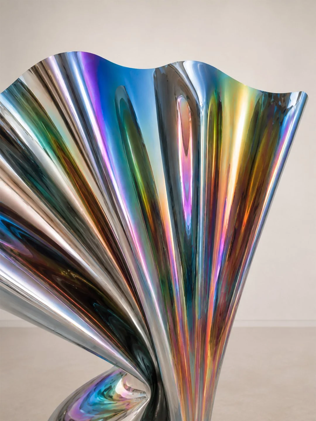 In Gravity of Silence, these concerns are expanded into a distinctly sculptural language: mirror-finished stainless steel becomes both physical mass and optical event, giving form to a silence that is not empty, but charged with movement, tension and