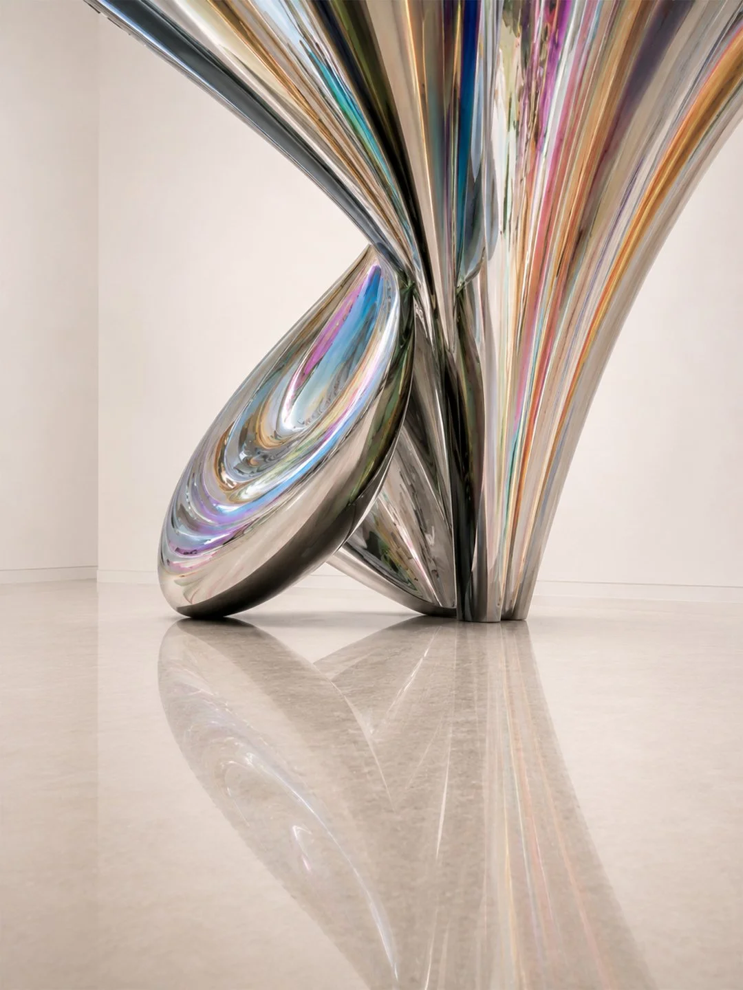 In Gravity of Silence, these concerns are expanded into a distinctly sculptural language: mirror-finished stainless steel becomes both physical mass and optical event, giving form to a silence that is not empty, but charged with movement, tension and