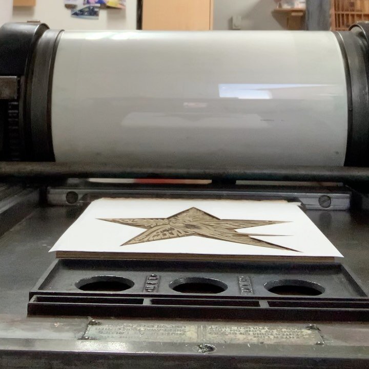 How it&rsquo;s made.

Carve
Print
Dry
Gift

#letterpress #handmadegifts #linocut #teatowels #swallow #forgetmenot #star #artgifting