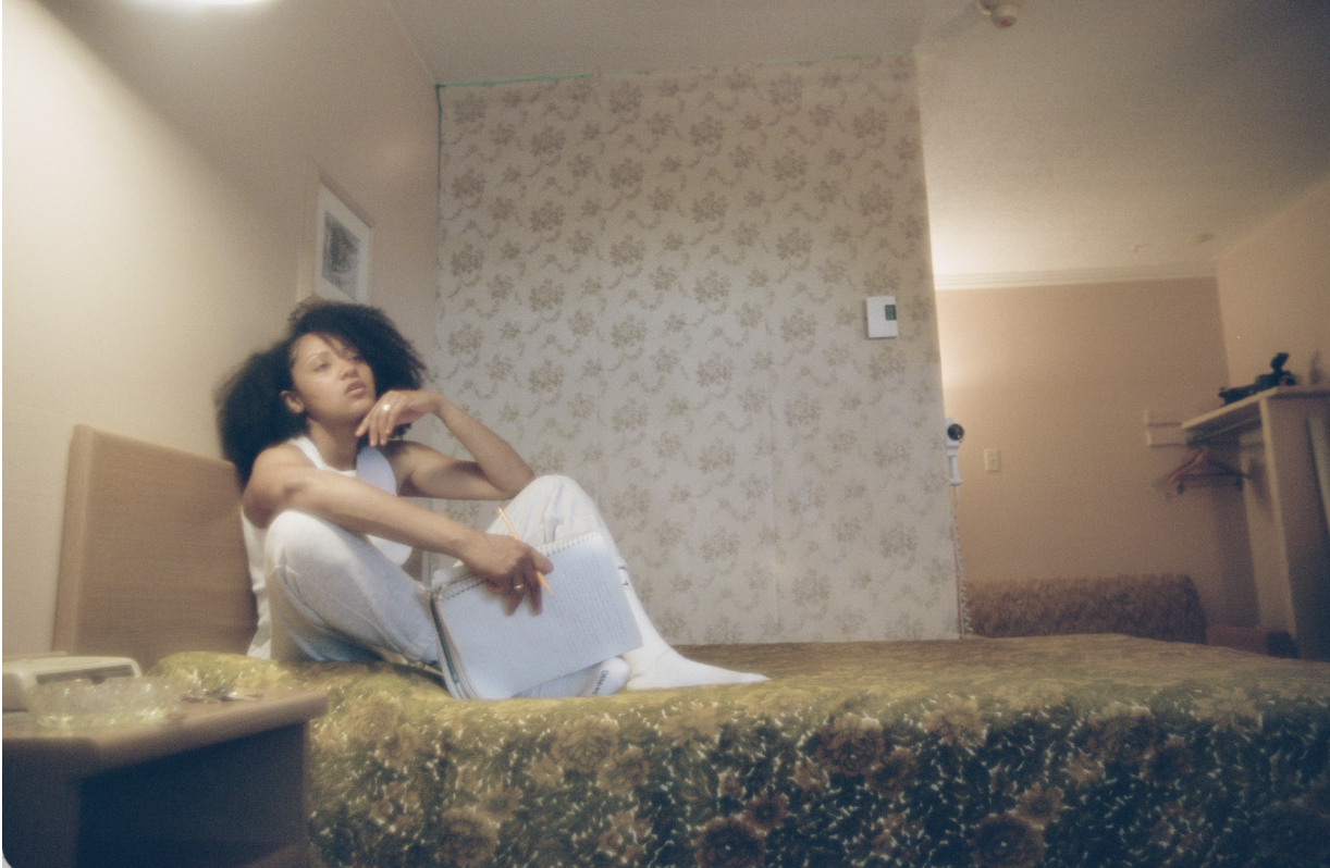 NAYA ALI DÉVOILE « PRIVATE LANDING » : UN EXTRAIT SAISISSANT DE SON PROCHAIN EP BLACK FOREST CAKE
