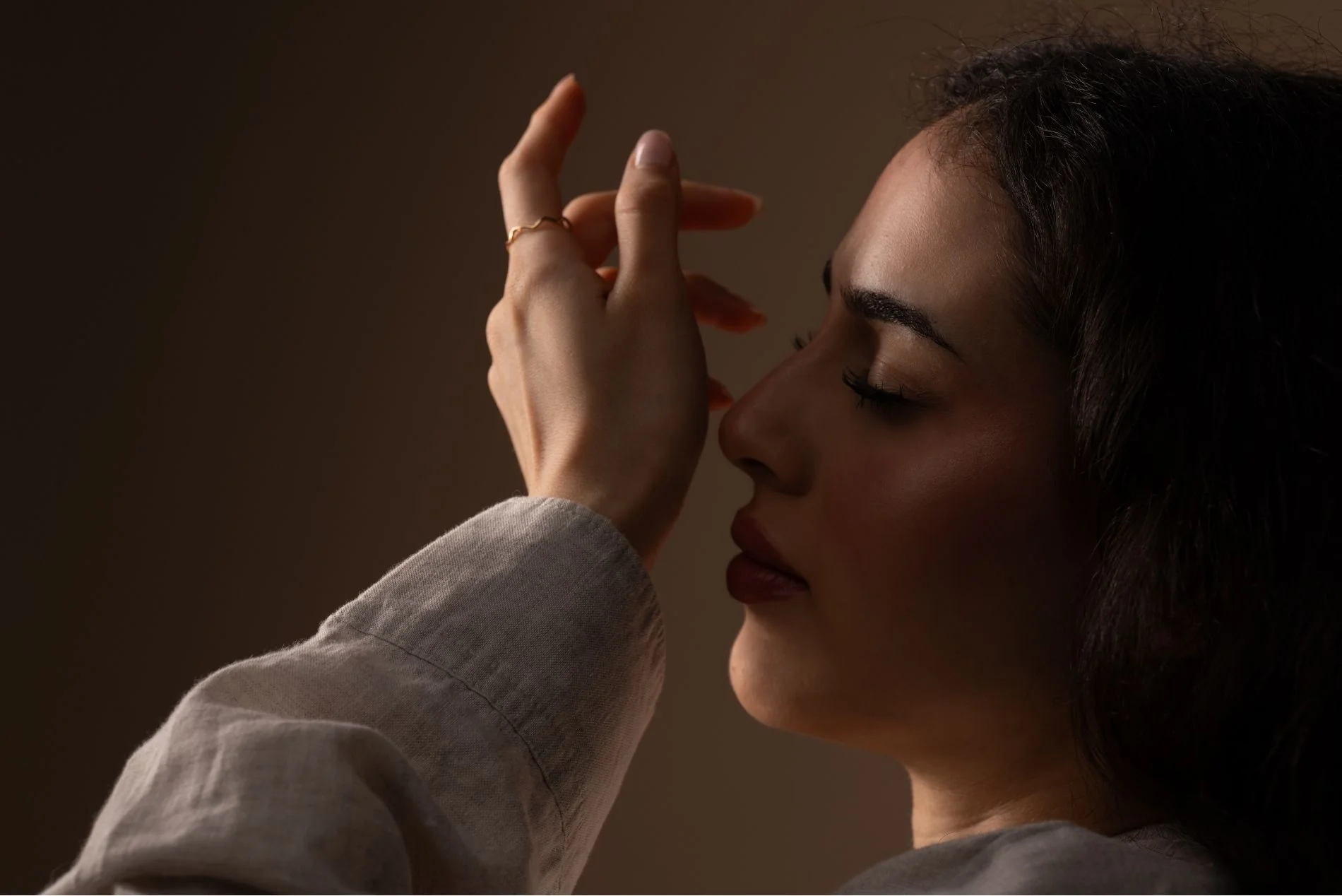 appellation-woman-inhaling-wrist.png