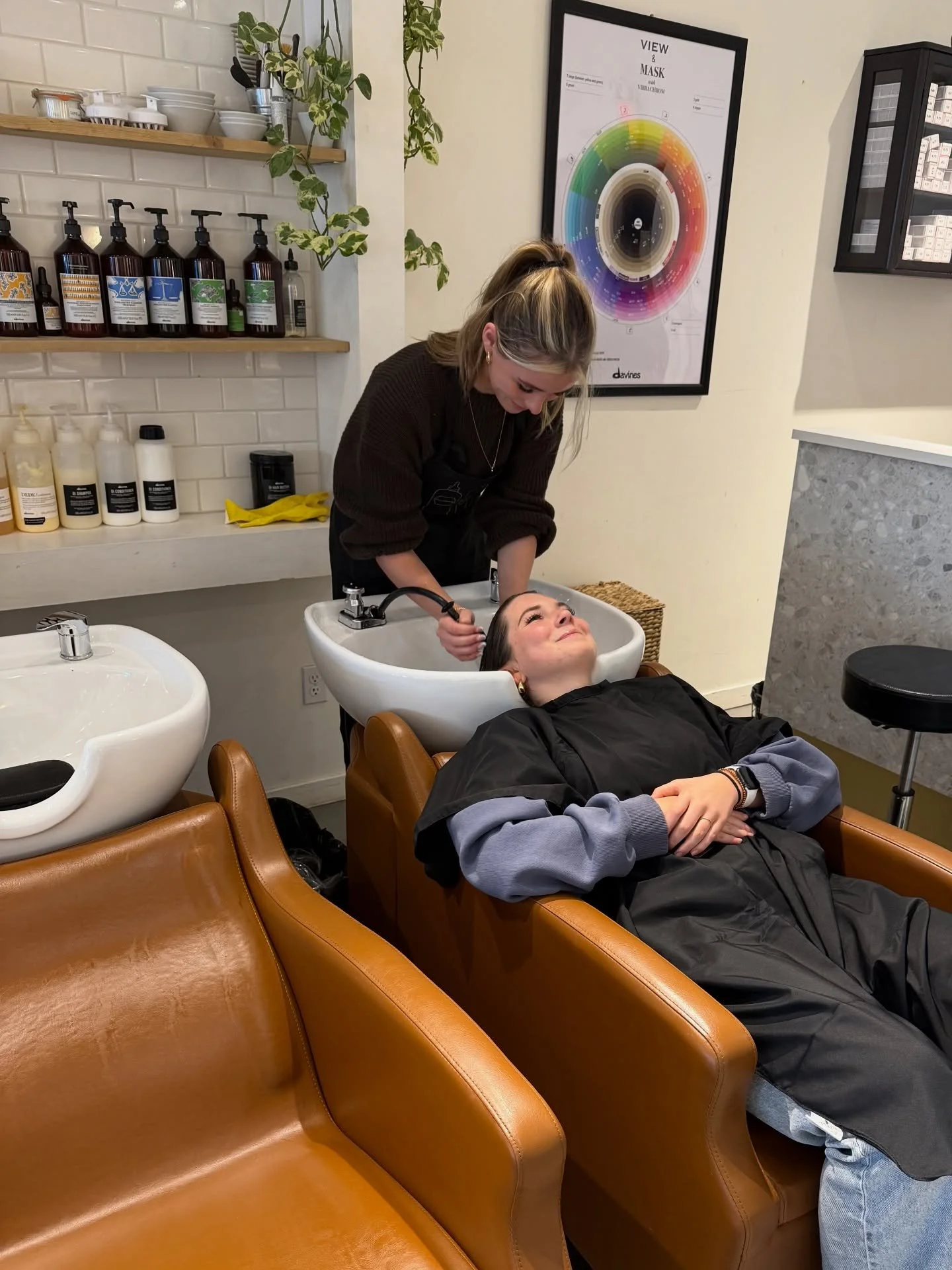 You might see some new faces around the salon! Say hello to our new academy students! 
Our salon immersion days allow them to complete course work, shadow stylists, and get hands on practice after their Monday theory days! 🌱