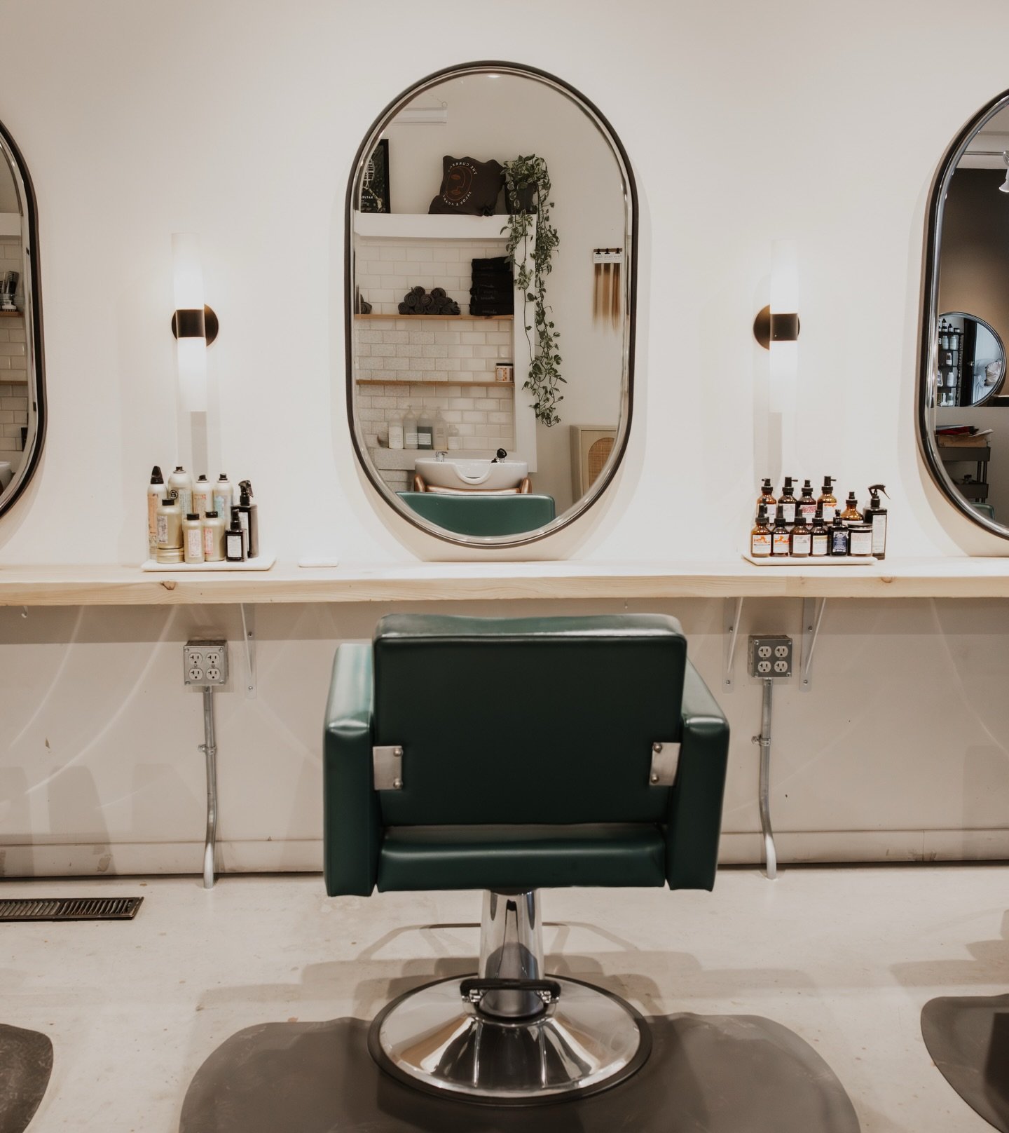 Dreaming of extensions? ✨ we are looking for an extension model on Feb 23 (4+ hours)!
Mariah from @thegoodhairclubb will be teaching @julie.the.stylist the Butterfly Weft install method 🦋
✨ Free initial install
✨ Model pays for the cost of butterfly