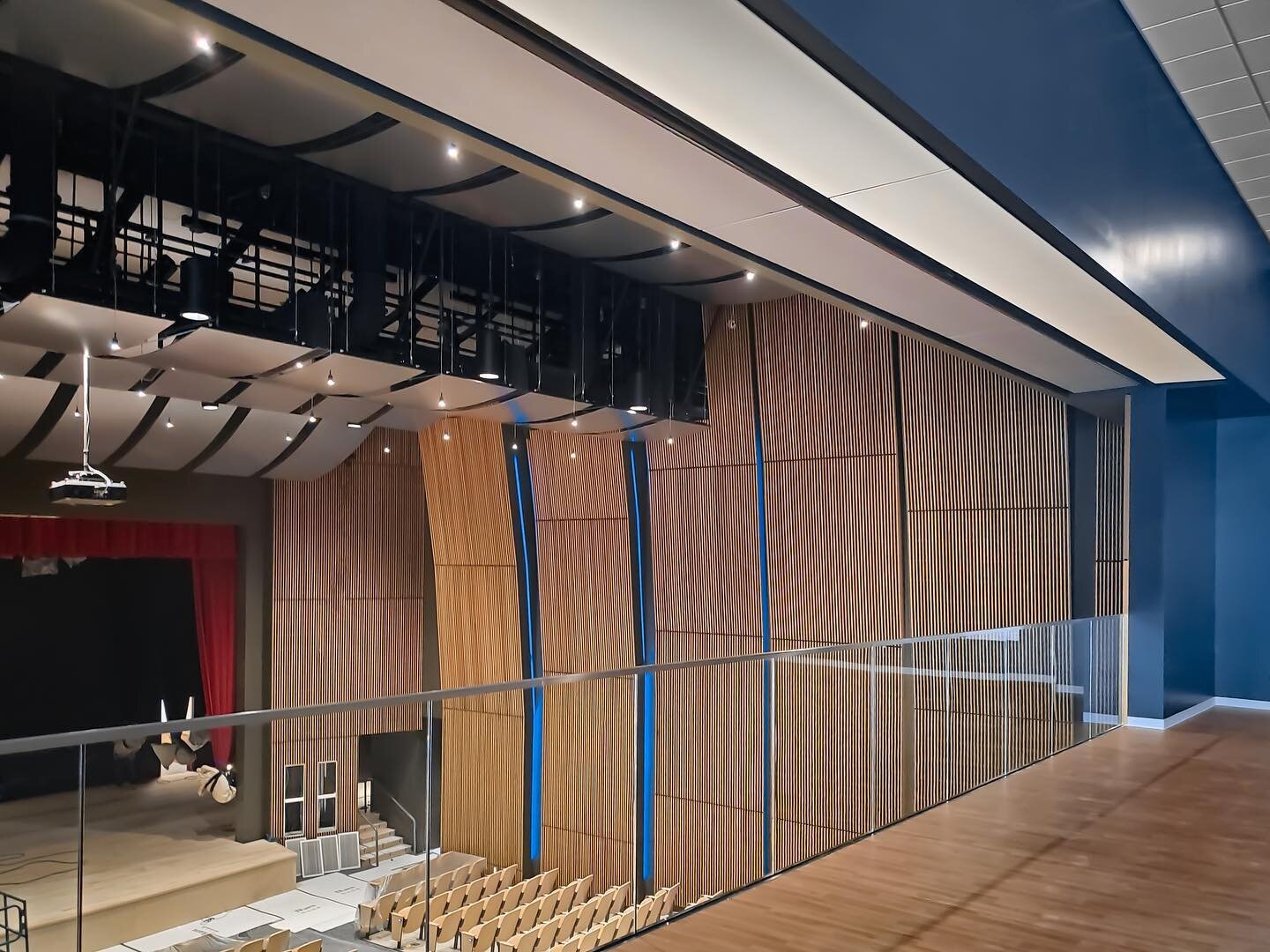 Unique use of a @skyfoldwalls vertical folding wall at Banneker High School in D.C. on the edge of an auditorium balcony. This space can be closed to create an upper lobby area or wide open for a fantastic view of the stage. What interesting ways cou