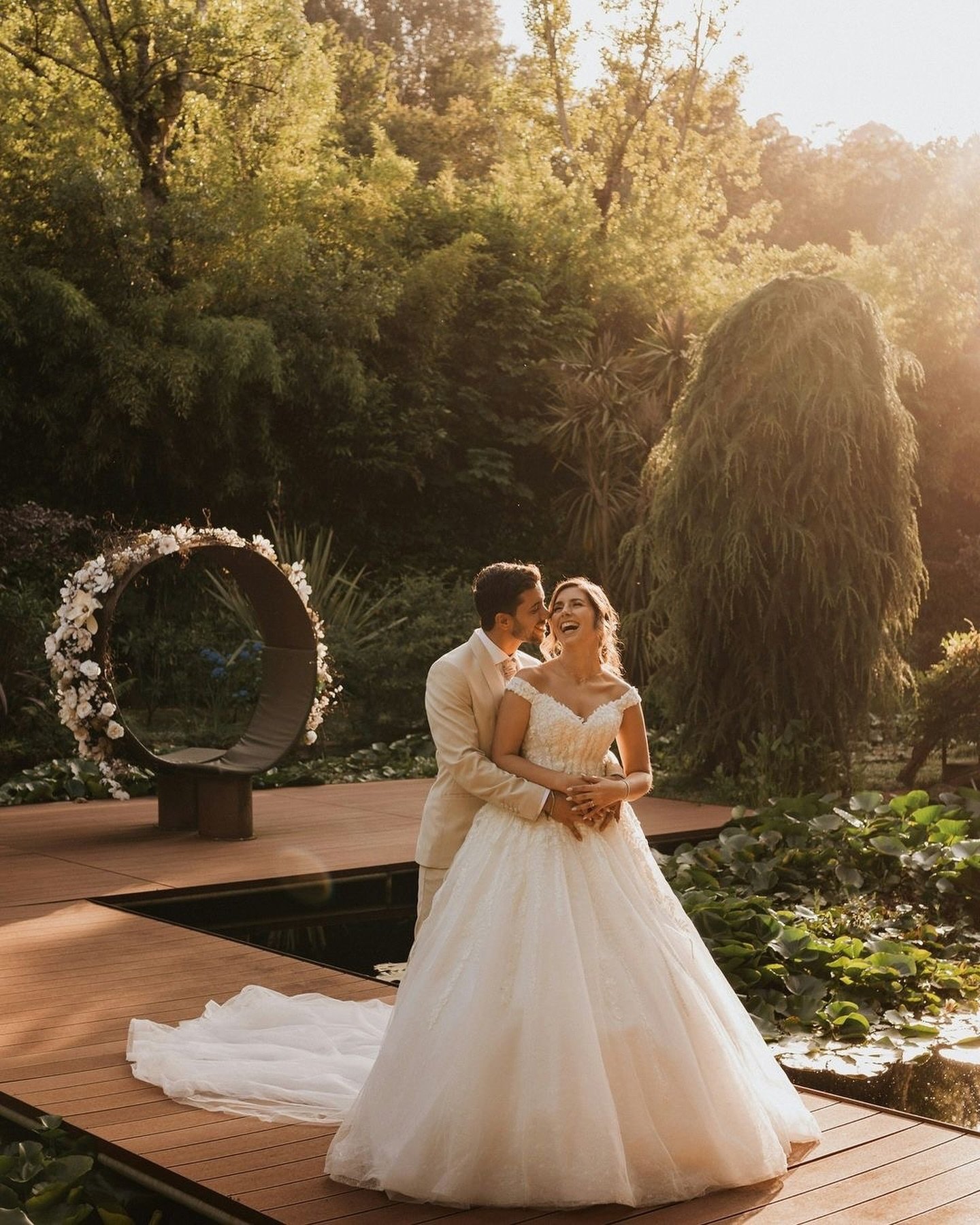 Parab&eacute;ns aos noivos! Que a vossa hist&oacute;ria de amor seja t&atilde;o bela quanto este momento m&aacute;gico. 💖

#NOIVINHAGLAMOUR ▪️ CL&Aacute;UDIA &amp; JO&Atilde;O ✨️
&ldquo;O meu vestido s&oacute; podia ter sido comprado na Amour GLamo