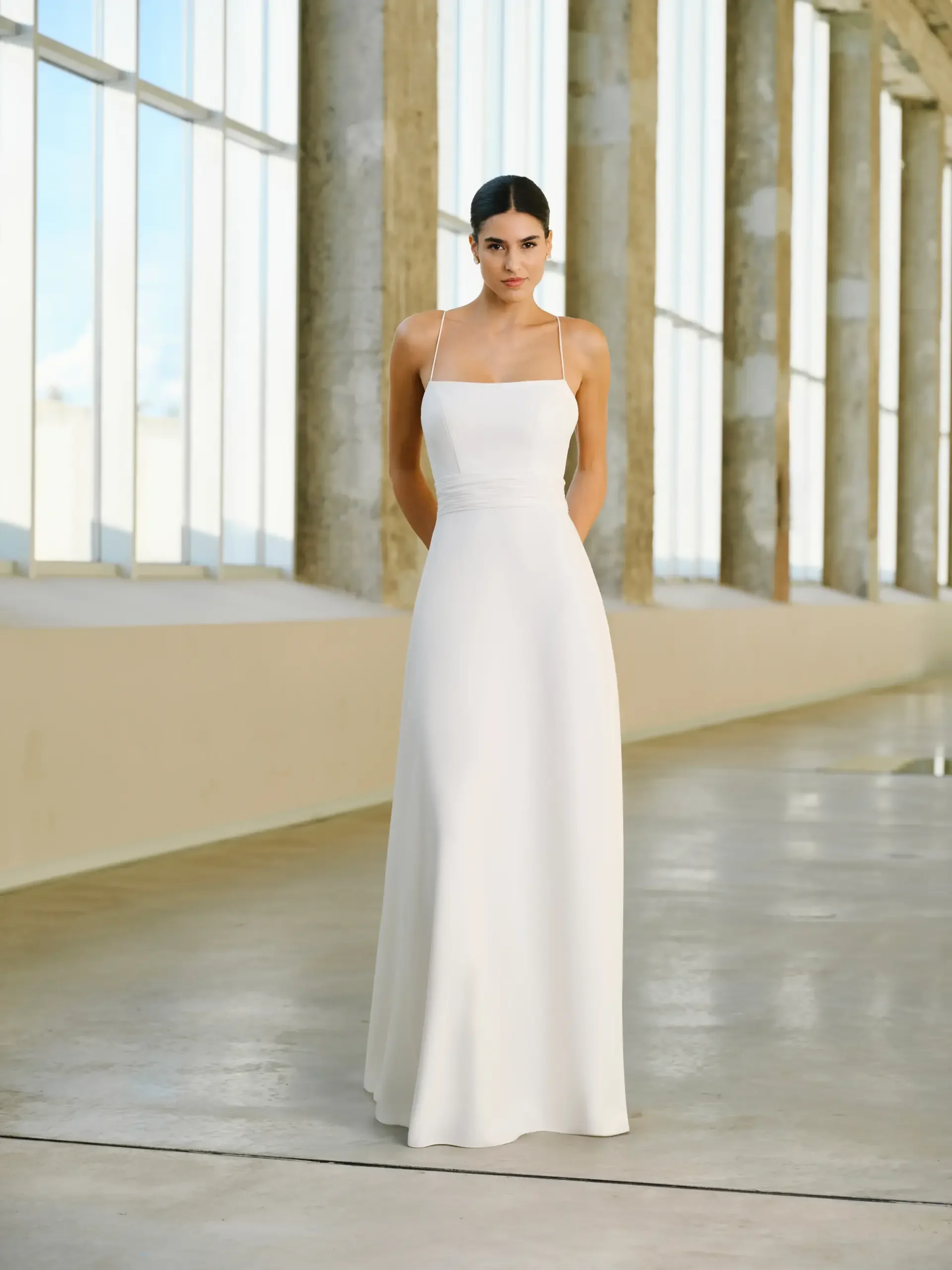 vestidos_de_novia_de_tirantes_finos-scaled.webp
