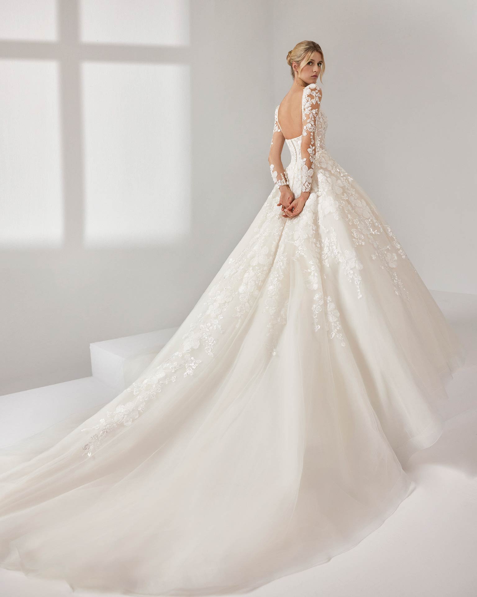 1w08-alden-luna-novias-2.jpg