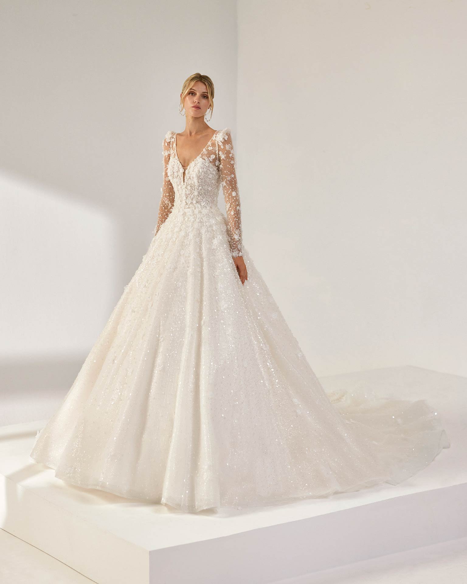 1w07-agate-luna-novias-3.jpg