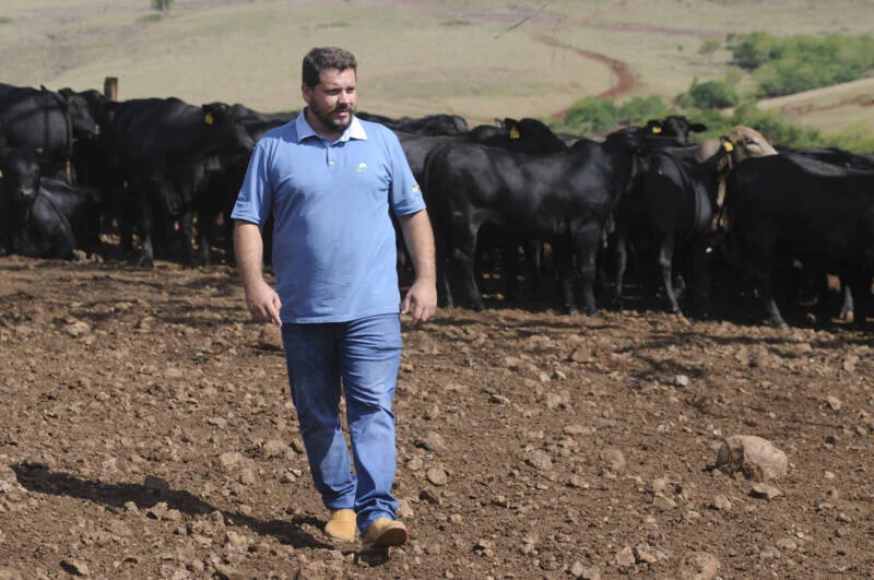 Londrina se destaca no melhoramento genético com gado da raça brangus Marcos Sereniski, administrador das fazendas da Brangus Brawir. Foto: Gustavo Carneiro