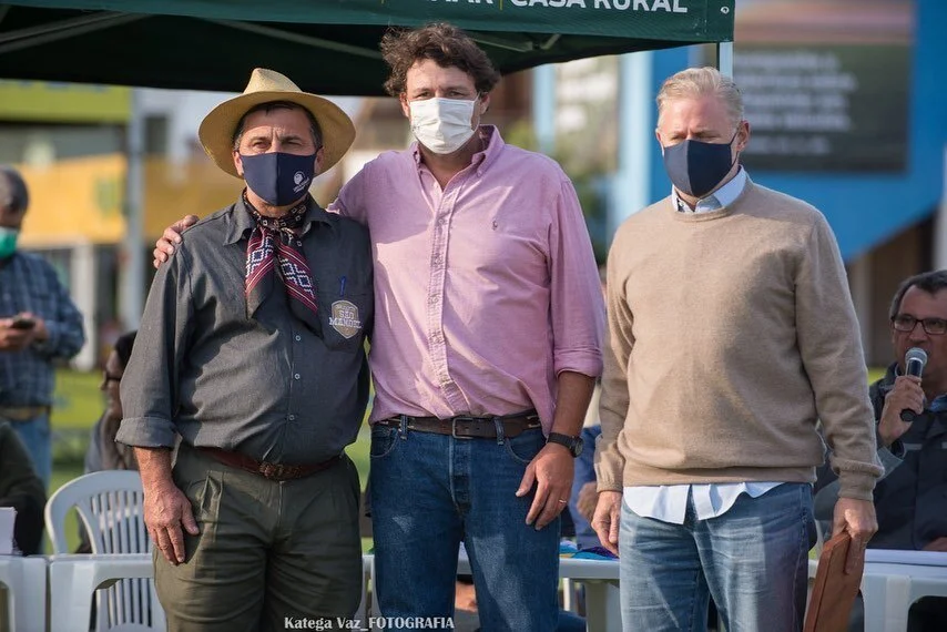  Luiz Fernando (presidente do Núcleo Brangus Sul), Cristopher Filippon (sócio-proprietário da Estância Ponche Verde) e Ladislau Lancsarics (presidente da Associação Brasileira de Brangus) 