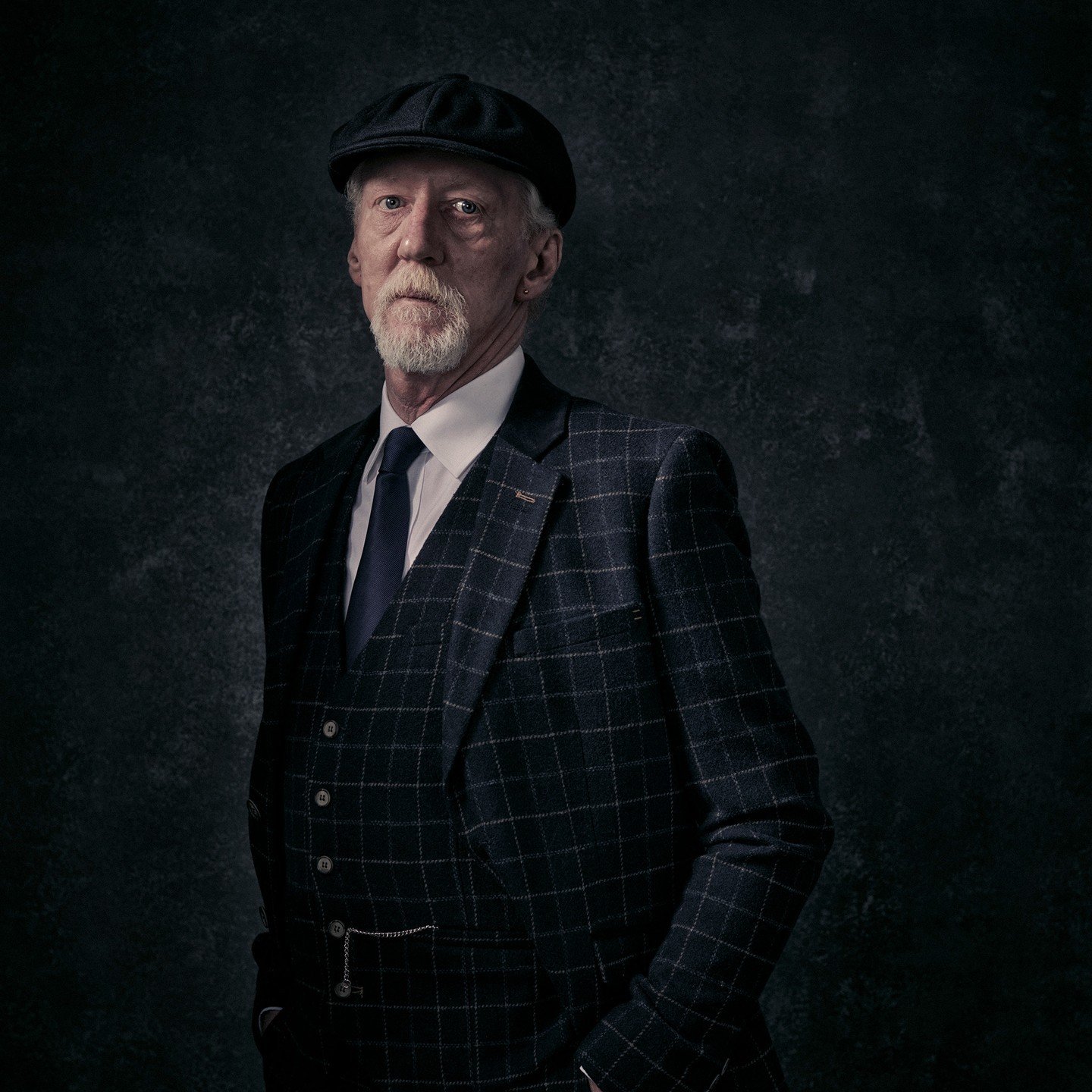 This man means business. We're getting Peaky Blinders vibes from the sharp tailoring and flat cap, and probably wouldn't mess with @rojwhitelockphotography's portrait subject. Isn't this superb, low-key photography?!

#suebryceeducation #portraitspg 