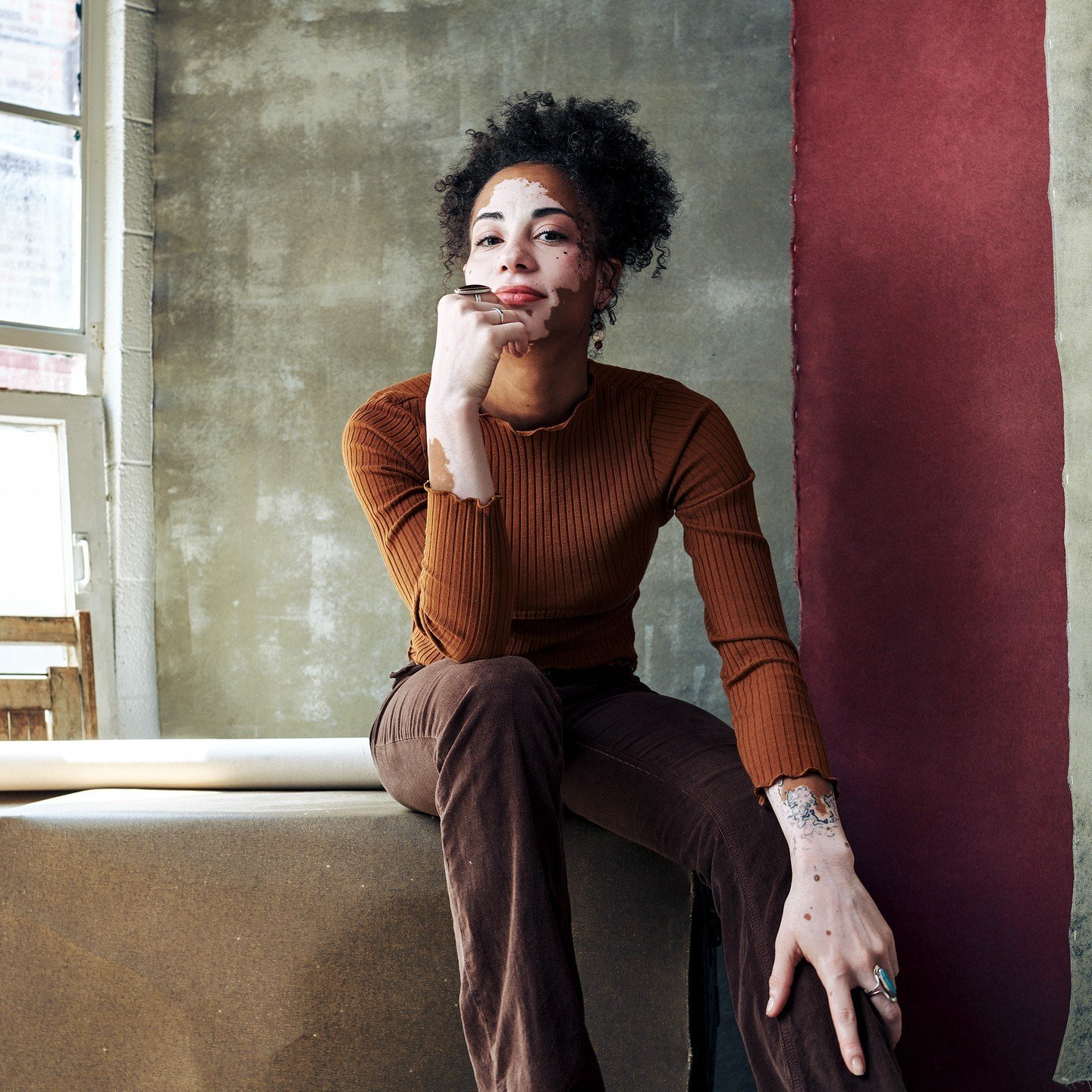 Shape, texture, set design and amazing lighting in one image. The unmistakable style of @jonnycreative

#canvasbackdrops #modelportrait #studioshoot #paintedcanvasbackdrop #canvasbackdrop #handpaintedbackdrop #fineartportrait #paintedbackground #stud