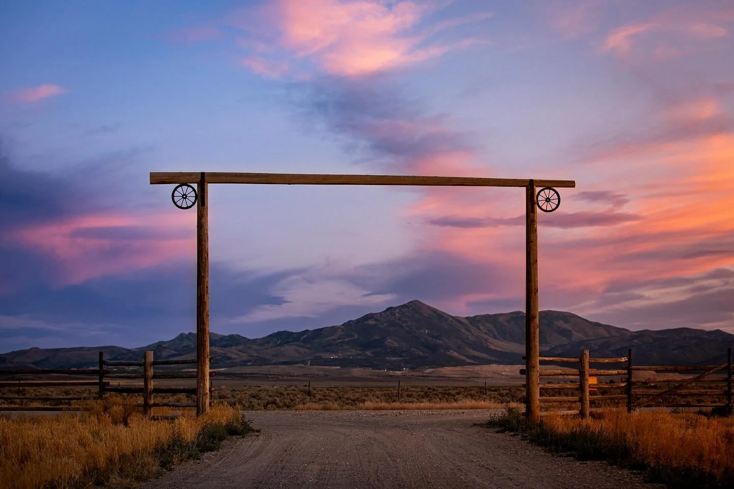 Through the gate summer time edition. Summer time sunsets are chefs kiss 💋. 

#westernphotography #westernphotographer #westernsunset #eurekanevada #westerngate #westernart #photographicart