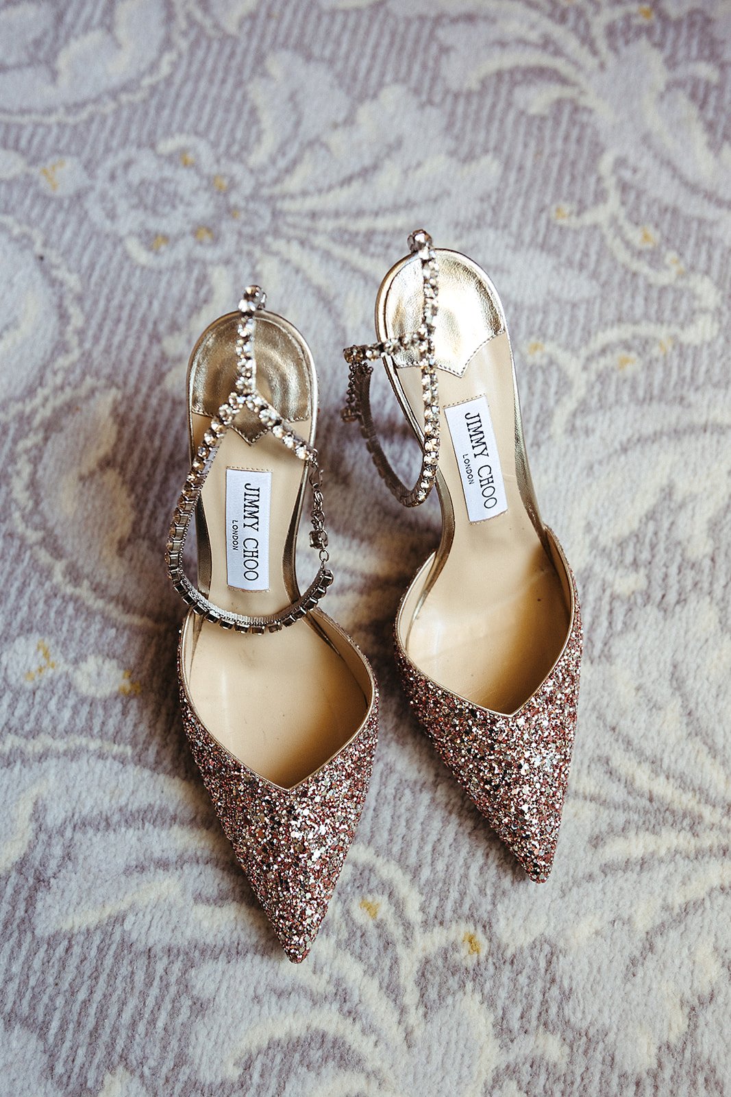 Paire de chaussures à talons hauts Jimmy Choo ornées de paillettes.