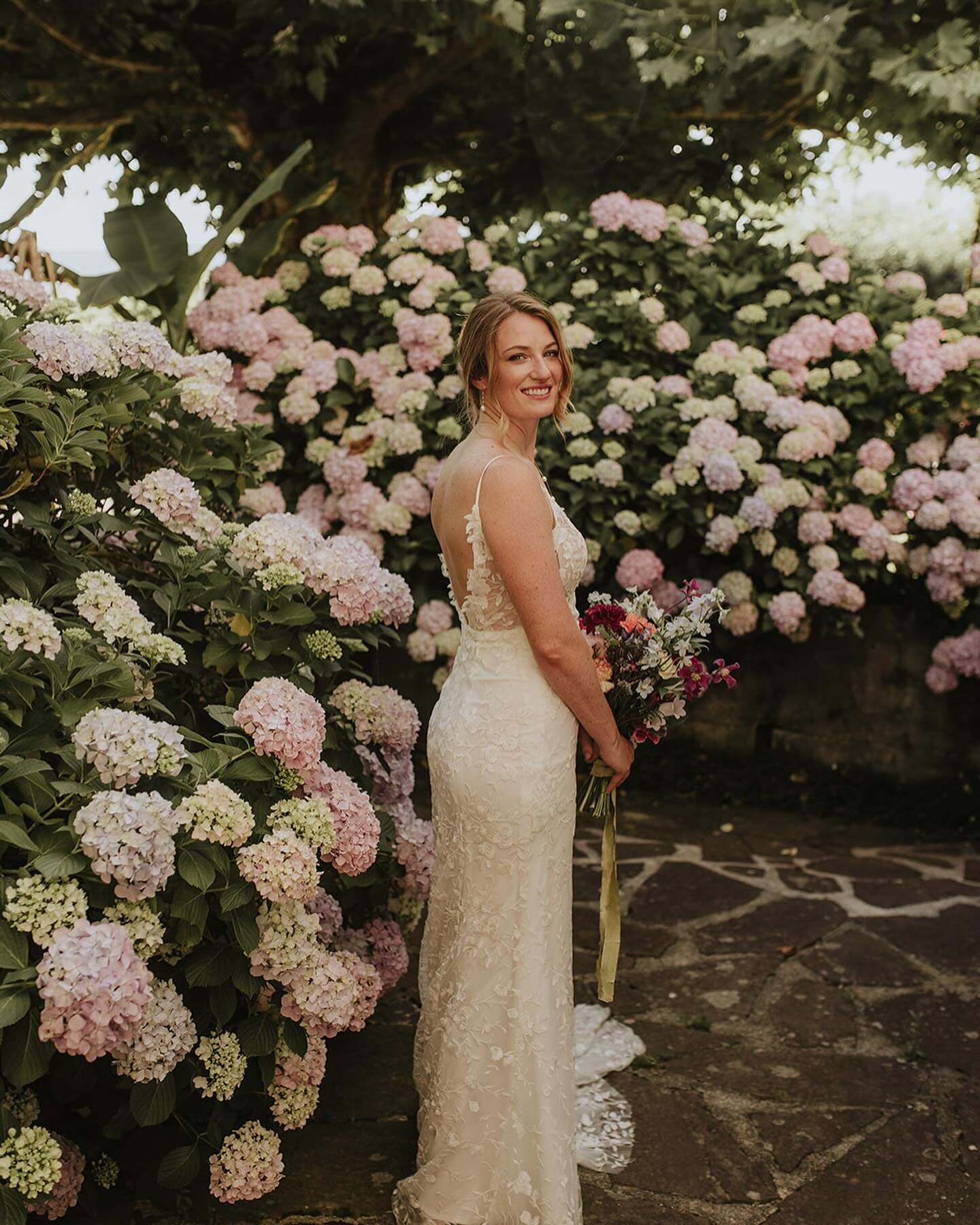 This series takes us back in time! I love the vintage feel! The colours, the flowers, the dinner jackets and the lovers! Really one of my favourite photo series of last summer!

Wedding planner &amp; Styling  @baisers.s
Photographe : @lovely_weddingd