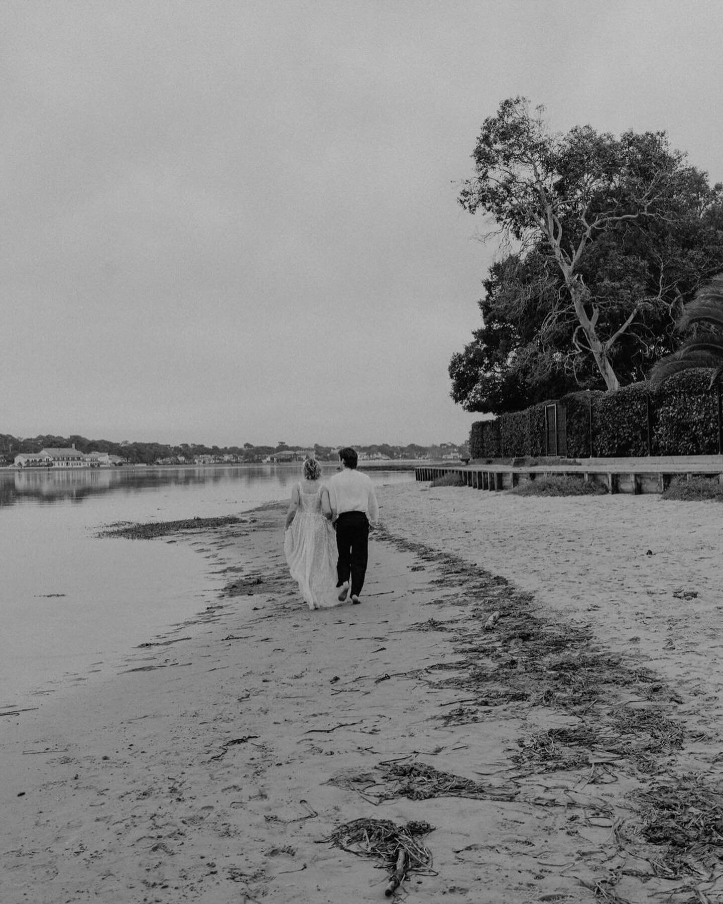 Even in black and white ce shoot est dingue 🖤🤍 
Run away pour quelques baisers cach&eacute;s 💋

Team 💛🍋🌼🌷 
Wedding planner &amp; designer @baisers.s / @made.bybs
Photographe @marinearboriowedding 
Vid&eacute;aste @studiolampyris
Fleurs @aesthe