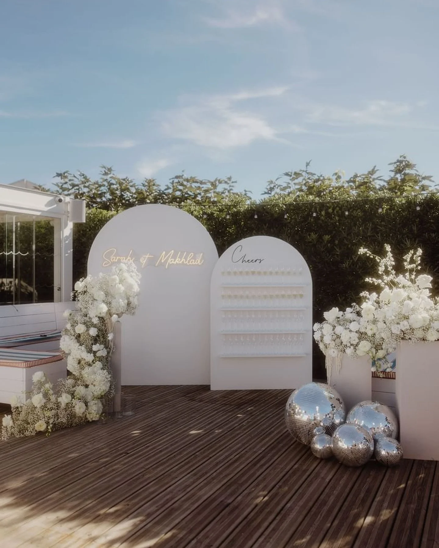 Retour en image sur l&rsquo;un des plus beaux mariages de wedding ! 🌟🪄✨
C&rsquo;est si &eacute;trange le lien le lien qu&rsquo;on parvient &agrave; tisser avec des inconnus lorsqu&rsquo;on d&eacute;cide de se faire confiance! 
Un week-end incroyabl