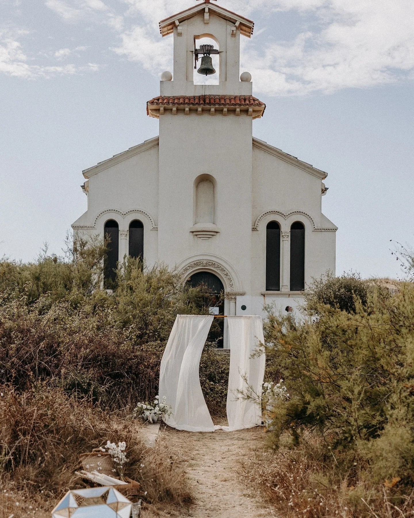 Romanticize your life with us . Sublimate your love with elegance, personalization and creativity at our side! 🤍

Wedding planner &amp; styling @baisers.s 
Photographe @yorisphotographer 
Fleurs @baisers.s 
Grazing @la_dinette_de_mango 
Mua &amp; ha