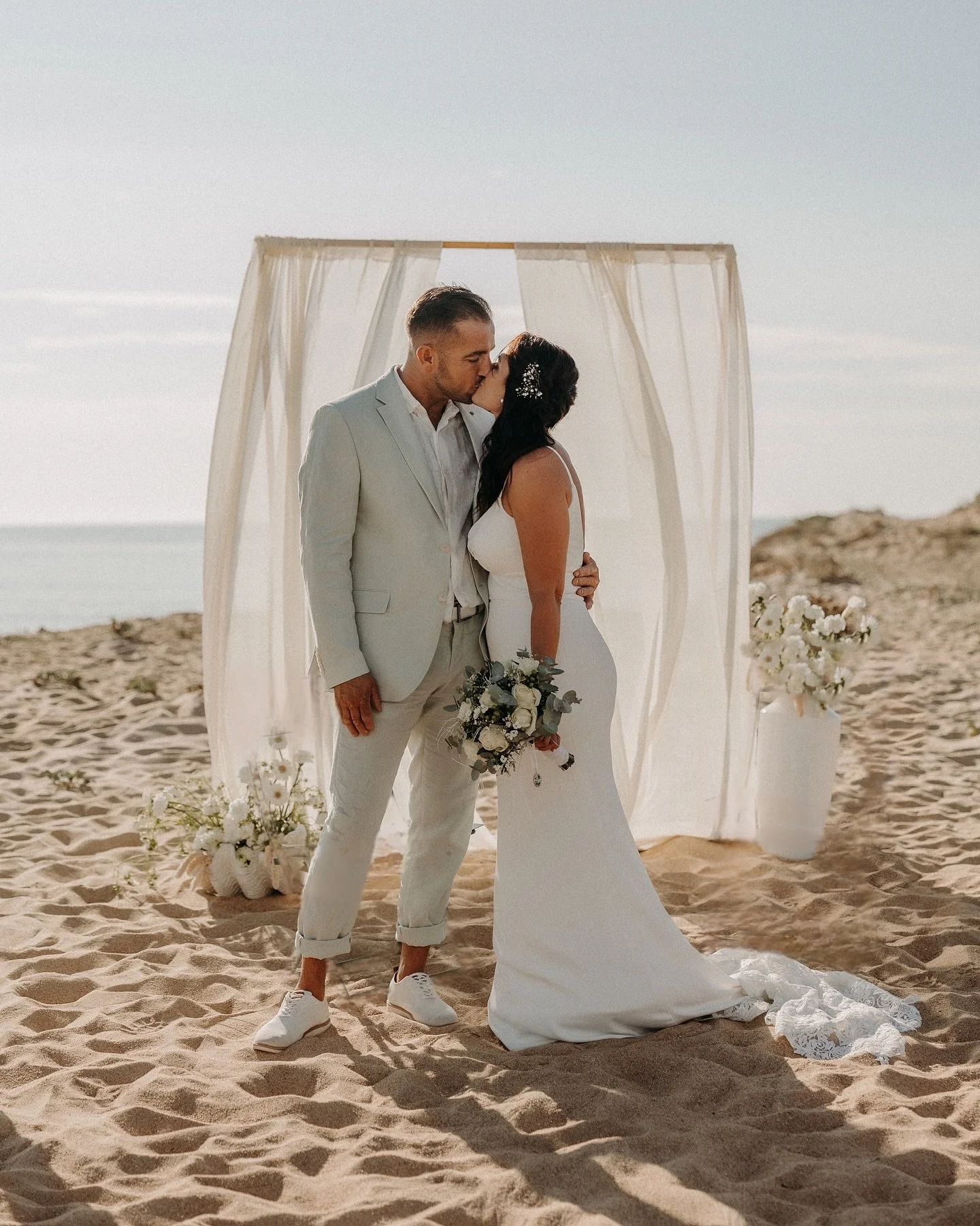 🌊✨ Plage, soleil et amour &agrave; l&rsquo;infini ! Cet &eacute;t&eacute;, Baisers Sal&eacute;s a eu la chance de r&eacute;aliser un elopement unique, les pieds dans le sable et le c&oelig;ur dans les &eacute;toiles. Un moment parfait o&ugrave; chaq