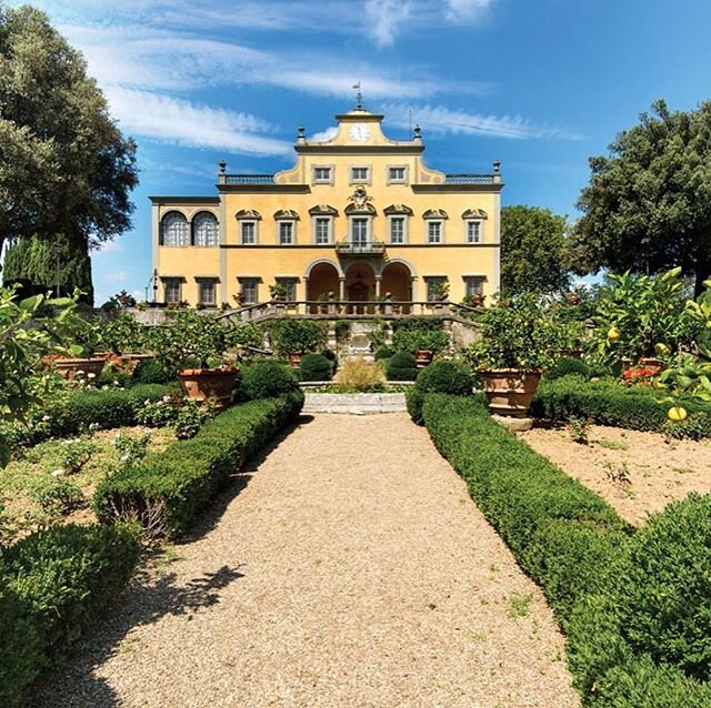Who&rsquo;s with me? 🏰⁣
⁣
On the market! Home to the original Mona Lisa (Lisa del Giacondo) this Florentine villa is right off of the river Arno. The property comprises a manor house, 2 conservatories, gardens, vineyards and olive groves 🍷⁣
&bull;⁣