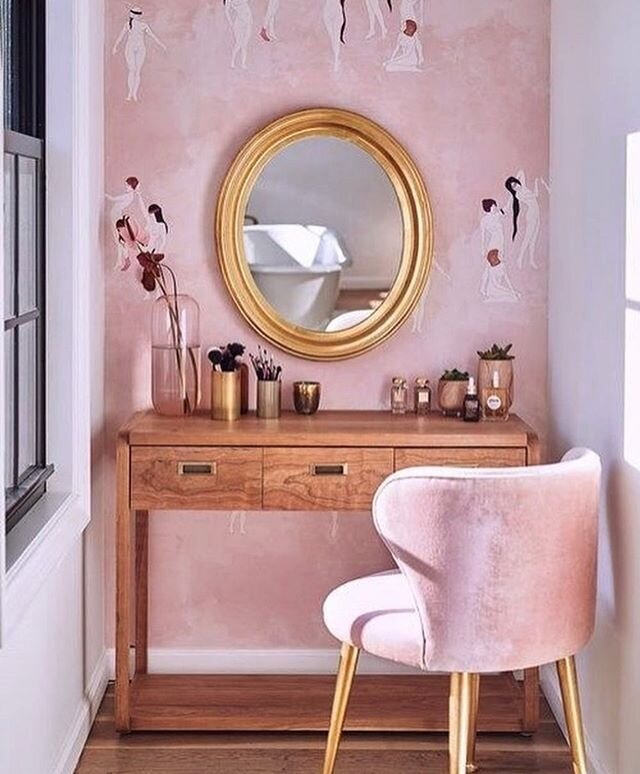 Pretty in pink 💓
&bull;
&bull;
&bull;
📸 @violette_fr via @jennstreicher 
#pdxhousepretty #interiors #pink #vanity #wallpaper #design #decor #frenchdecor #interior123 #elledecor