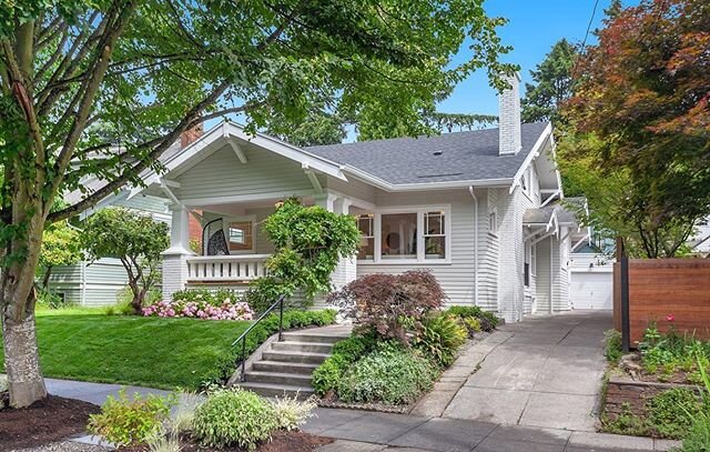 This is GORGE and I think you should have it.⁣
⁣
2737 NE Hancock St⁣
Portland,&nbsp;OR&nbsp;97212⁣
⁣
Historic 1920's masterpiece in the heart of Irvington. Breathtaking award wining architecture! Original millwork, bultns &amp; hardwds. Sprawling ope