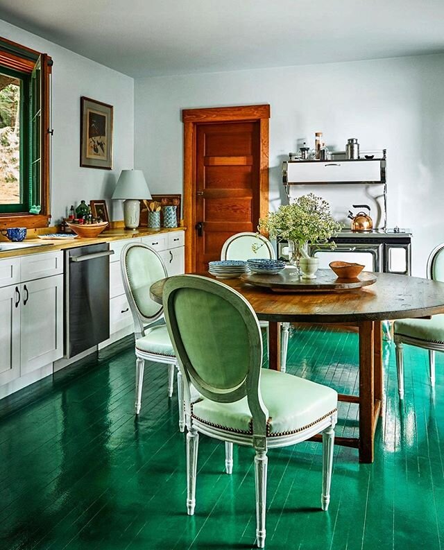 Green with envy for this Adirondack lodge. High-gloss painted floors aren&rsquo;t something we see much, but I think it&rsquo;s really working here 💚
&bull;
&bull;
&bull;
📸 via @archdigest 
#pdxhousepretty #archdigest #roomoftheday #kitchendesign #