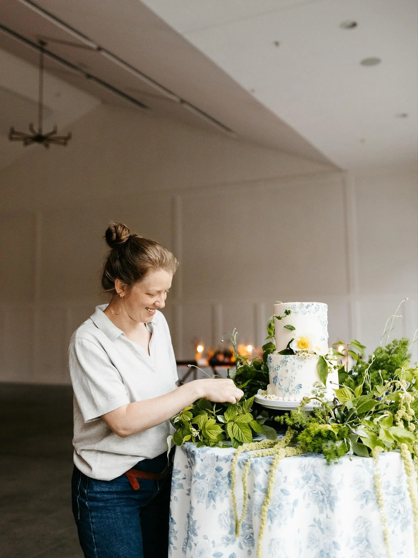 Me again! The gal constantly ranting about being intentional when planning your wedding and how local flowers are drop dead gorgeous and better in almost every way than imported flowers.
I absolutely adore my job as your wedding florist!! Seeing des