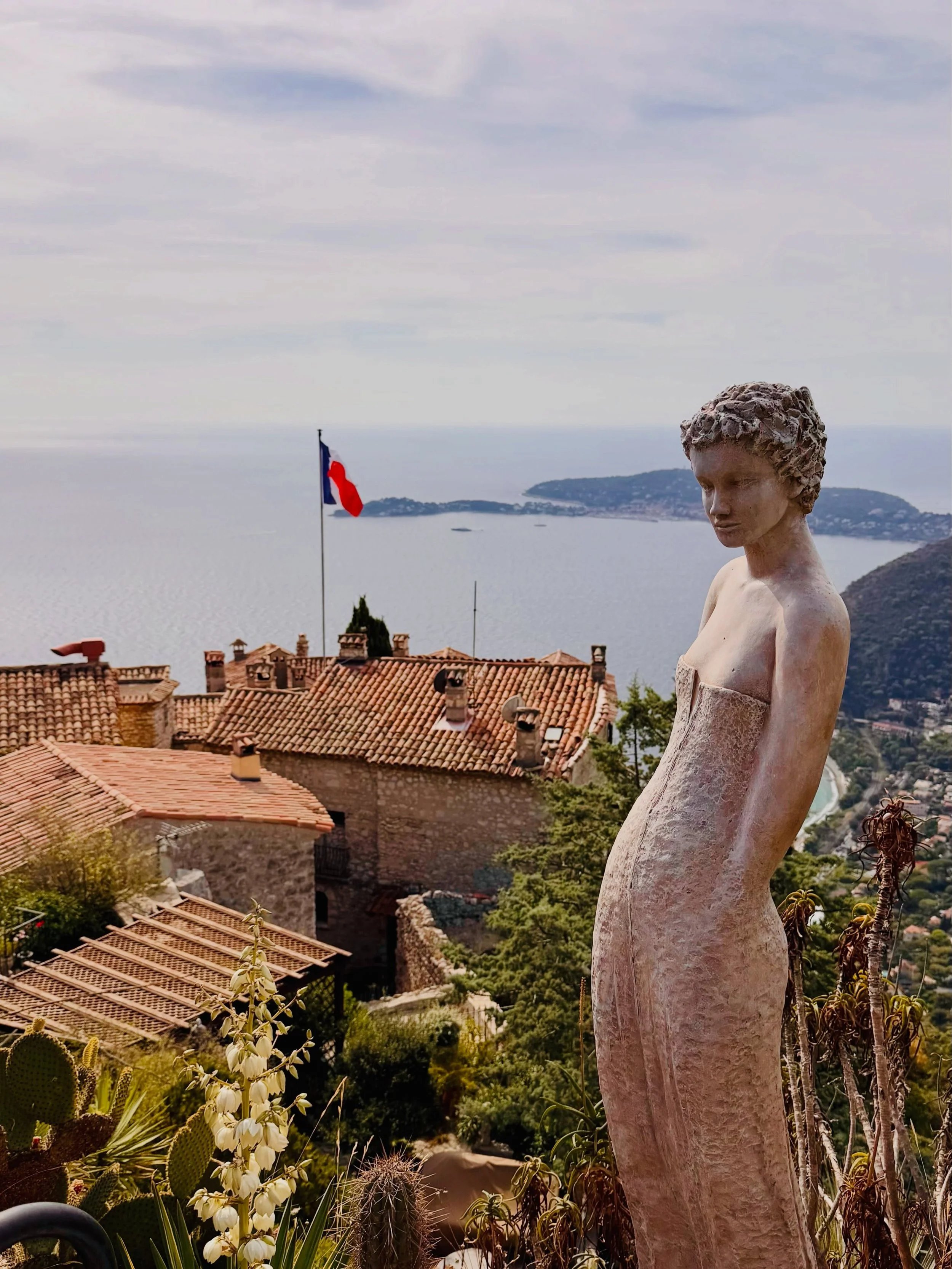 &Egrave;ze feels like a little village suspended between the mountains and the Mediterranean. ✨

Cobbled lanes, stone archways, hidden courtyards and the most breathtaking shades of blue at every turn.

A beautiful little stop on our time in the Sout